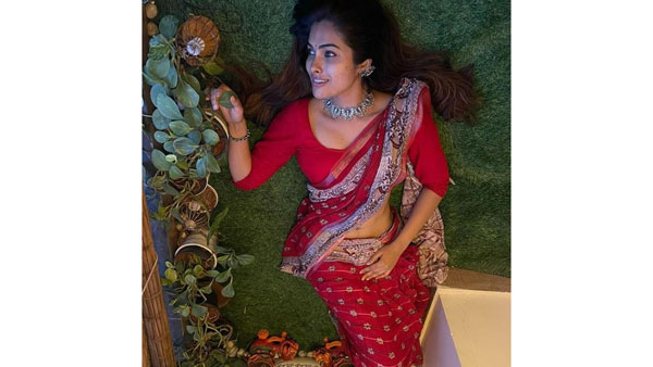 చీరలో దివి అందాల ఆరబోత