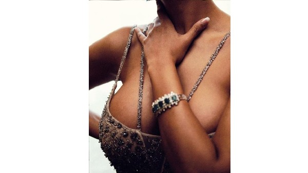 అందాలు ఆరబోస్తూ హడావిడి