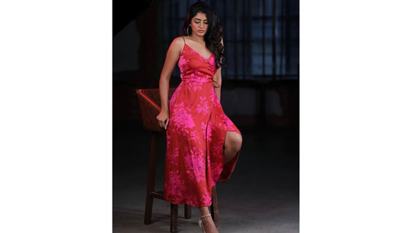 గ్లామర్ ట్రీట్‌తో రెచ్చగొడుతూ