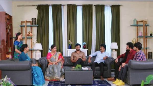 ఒకరి ఫొటోలు మరొకరు చూసుకుంటూ