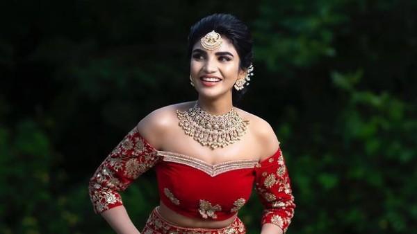 అందాలను ఆరబోస్తోన్న నటి