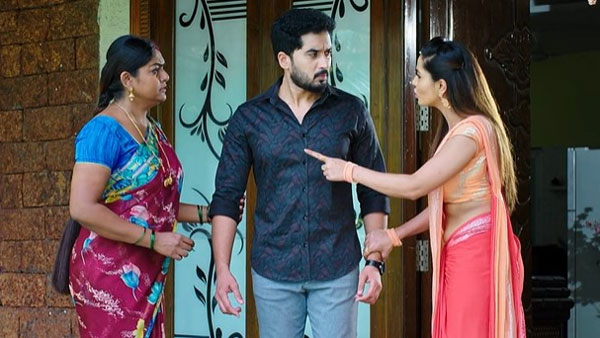  గొంతుపట్టుకొని మోనితపై ఆగ్రహం