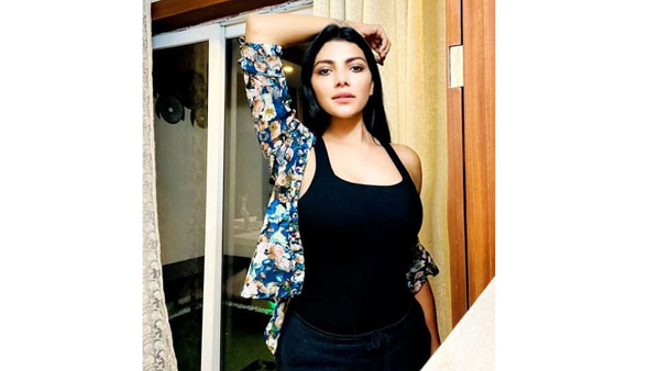 టాప్ తీసేసిన ఫొటోలతో రచ్చ