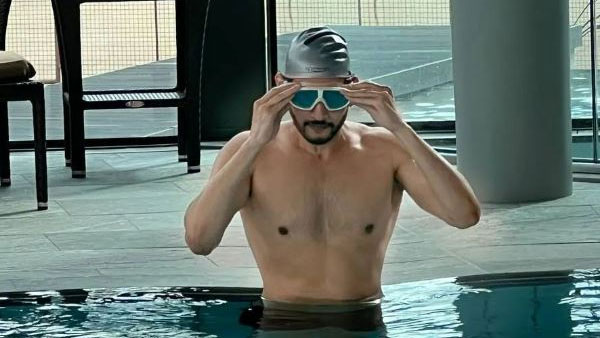 షర్ట్ లేకుండా కనిపించిన హీరో