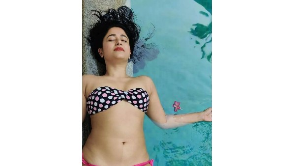 అందాలతో హడావిడి చేస్తోంది