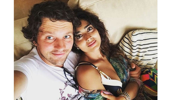 అందాలను ఆరబోస్తూ సందడి