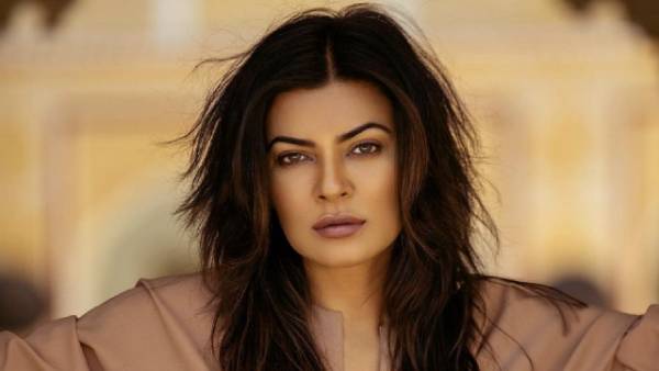  ఇద్దరు అమ్మాయిలను దత్తత తీసుకొని