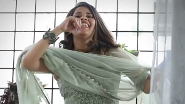 పిల్లల కార్యక్రమానికి హోస్ట్ గా..