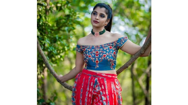 టాప్‌ను కిందకు జరిపిన శ్యామల