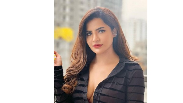 అందాలను ఆరబోస్తోన్న అషు