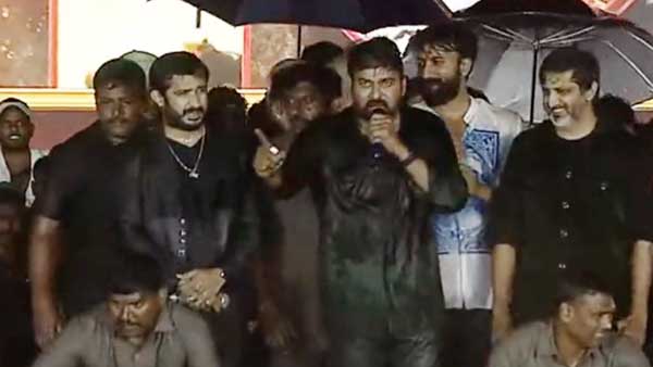 అభిమానులకు దండాలు పెడుతూ..