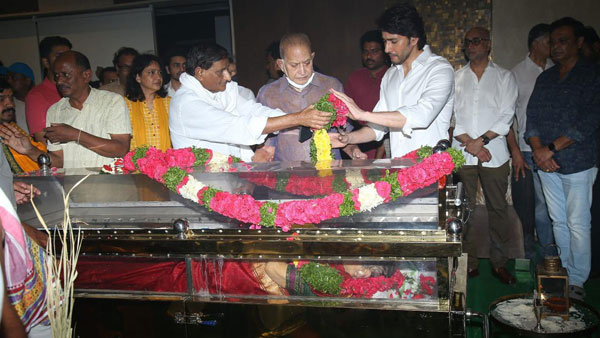 Mahesh Babu mother Indira Devi no more: Funerals at Mahaprashthanam, Here is details Mahesh Babu mother Indira Devi no more: Funerals at Mahaprashthanam, Here is details