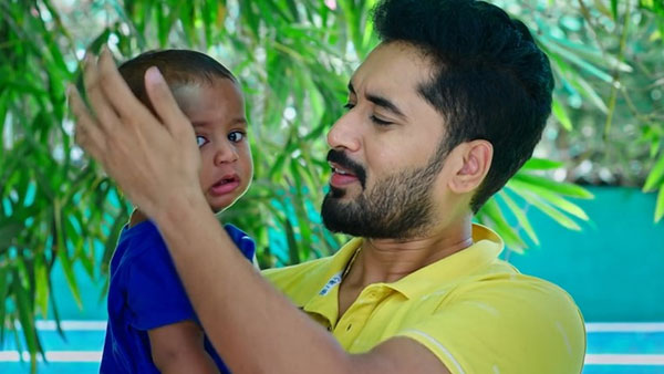 బాబును కార్తీక్ ఎత్తుకోగానే..