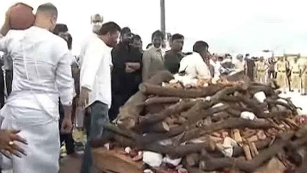 ఫామ్ హౌస్ లో అంత్యక్రియలు