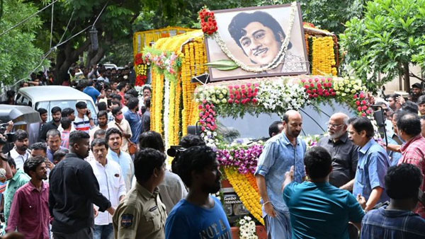 భారీ సంఖ్యలో అభిమానులు