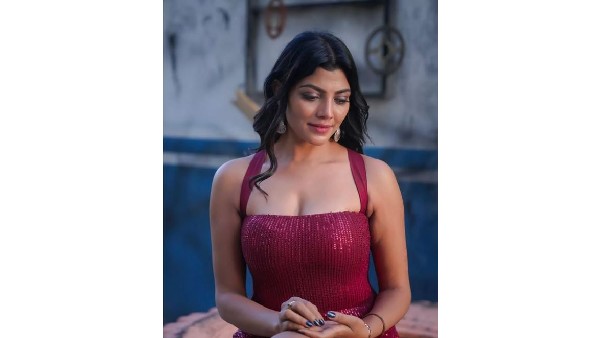 గ్లామర్ ట్రీట్ ఇస్తున్న బ్యూటీ