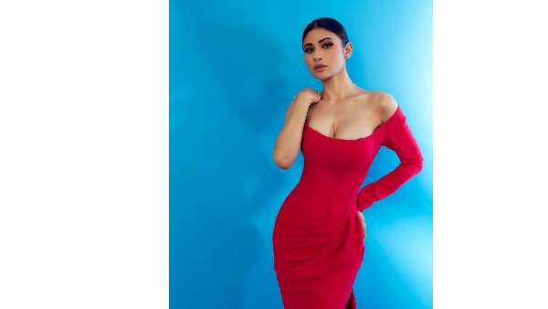 ఓ రేంజ్లో రెచ్చిపోతోన్న మౌనీ