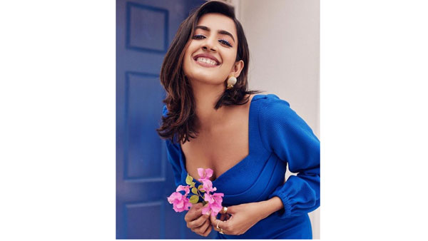 క్లీవేజ్ షోతో నిహారిక సందడి