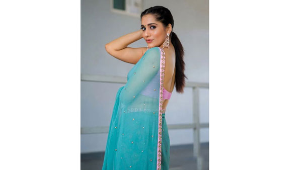 చీరలోనూ గ్లామర్ షో చేస్తోంది