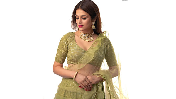 గ్రీన్ కలర్ హాఫ్ సారీలో..