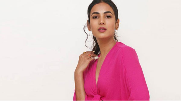 అందంతో మాయ చేసిన భామ