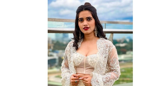 అందాలను ఆరబోస్తూ రచ్చ