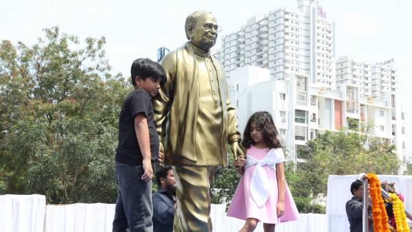 మాతాతపై ప్రేమను కురిపిస్తున్న నాన్నకు