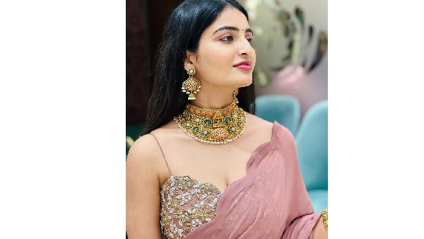 అనన్య క్లీవేజ్ షో పిక్స్ వైరల్