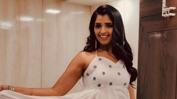 అందాలను కూడా ఆరబోస్తూ