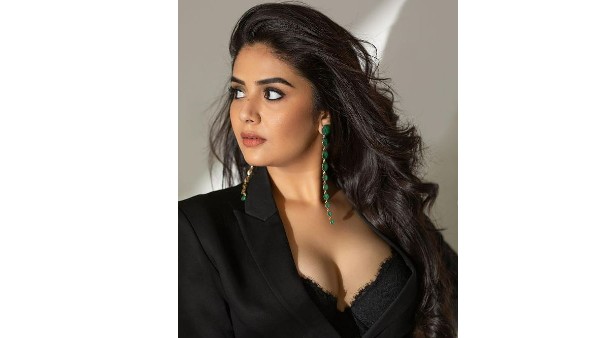 ఈ మధ్య మరింత రెచ్చిపోతూ