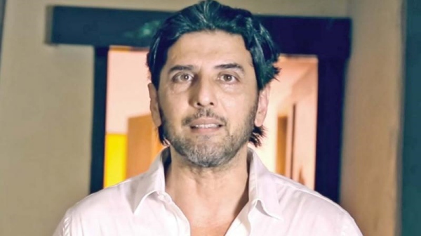 తన కంటే చాలా ఏళ్లు చిన్నదైన యవతితో..