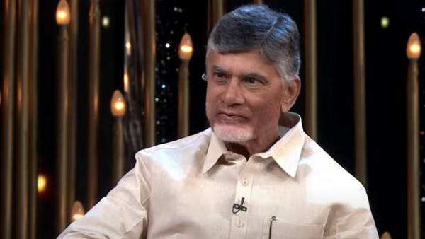 అమ్మాయిలతో నారా లోకేష్ ఫొటో