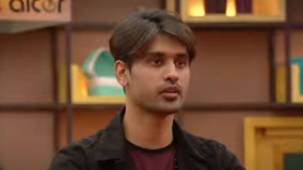 బేడీలు వేసి ఉంచి వారిలో..