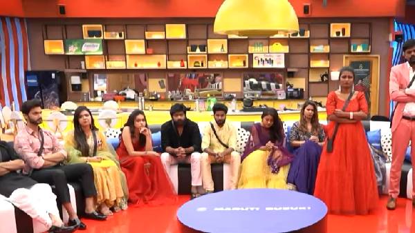 చేపలను గాల్లోకి విసురుతూ..