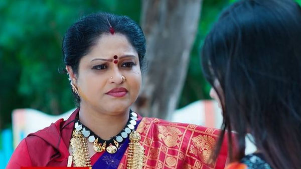 ఆలోచనలో పడిన జ్ఞానాంబ