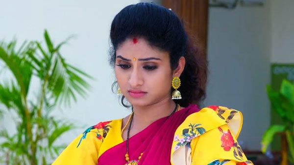 చెట్టు ఎక్కి కూర్చున్న మల్లిక