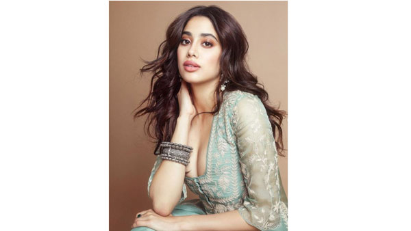  గ్లామర్ ట్రీట్ ఇస్తూ హడావిడి