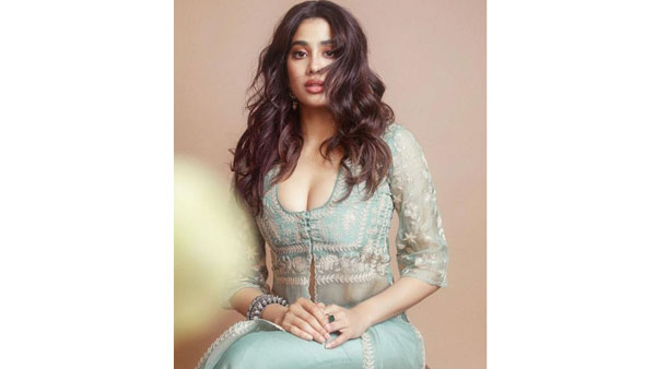 జాన్వీ హాట్ ఫొటోలు వైరల్‌గా