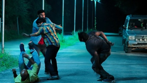 రౌడీలను చితకబాదిన కార్తీక్