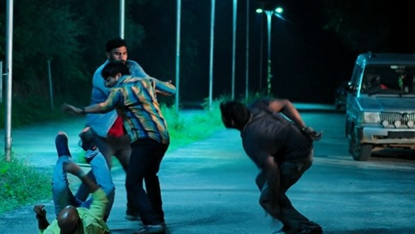 రౌడీలను చితకబాదిన కార్తీక్