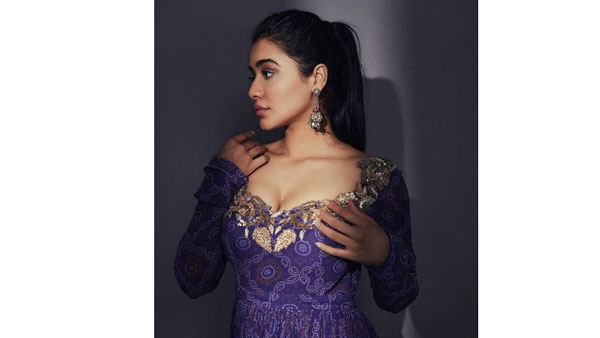 గ్లామర్ ట్రీట్‌తో రెచ్చిపోతోందిగా