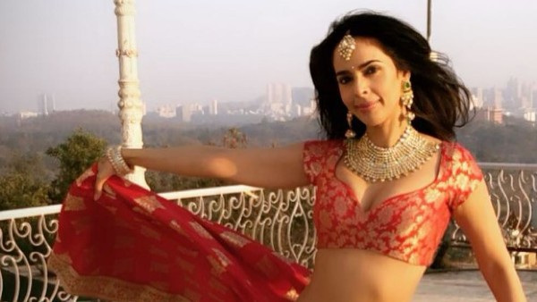 నగ్నంగా కూడా నటిస్తూ..