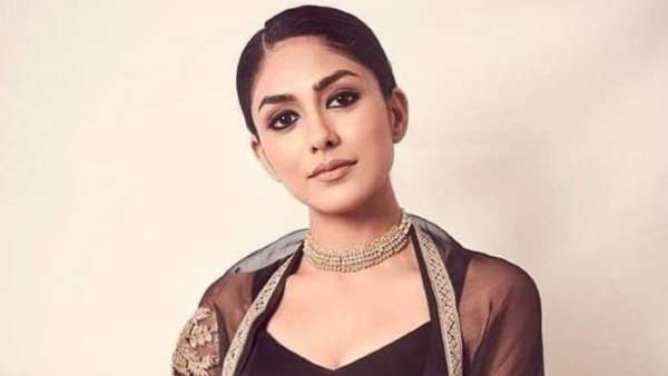 డేట్స్ కోసం... ఇక్కడా అక్కడా