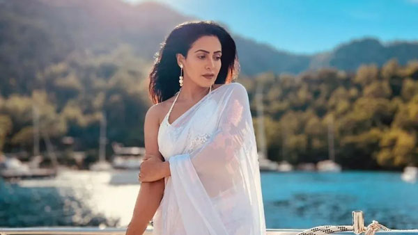 హాట్ షోతో రెచ్చిపోతోందిగా