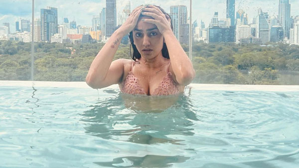 హాట్ ట్రీట్‌తో రెచ్చగొడుతోంది