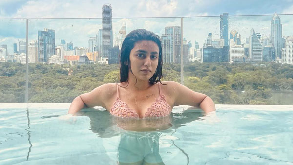 ప్రియా ప్రకాశ్ హాట్ పిక్స్ వైరల్