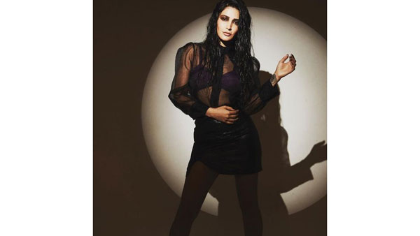  గ్లామర్ ట్రీట్‌తో రెచ్చిపోతోంది