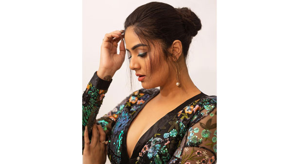 వయ్యారంగా పోజులు..