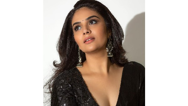 నల్లని చీరలో గ్లామర్ షో