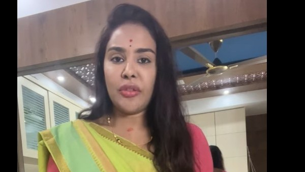 బాటా చెప్పు చూపిస్తూ..